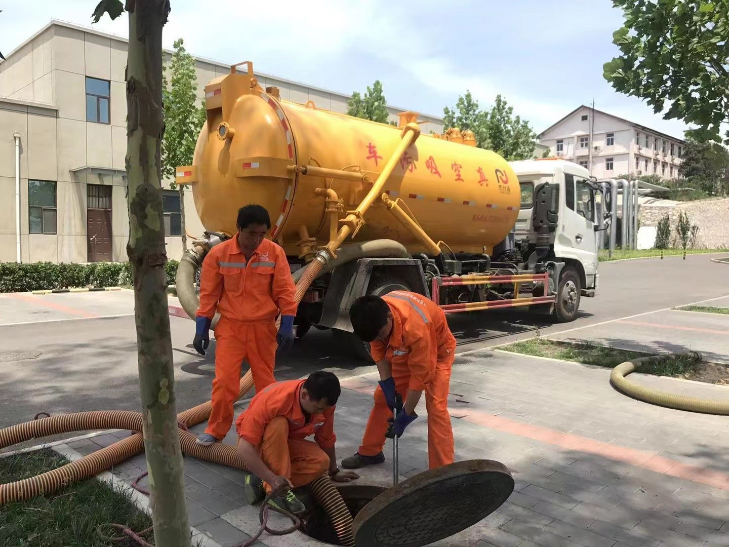 分宜管道疏通车停在窨井附近